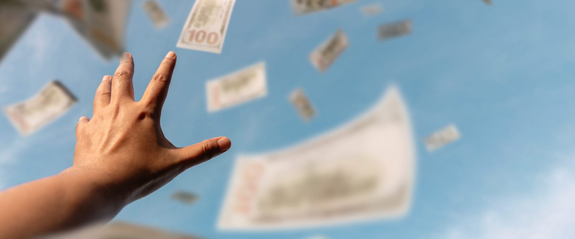 Ceartă, apoi drama: O femeie a aruncat 160.000 de dolari de la balcon