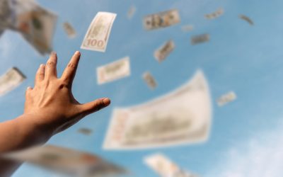 Ceartă, apoi drama: O femeie a aruncat 160.000 de dolari de la balcon