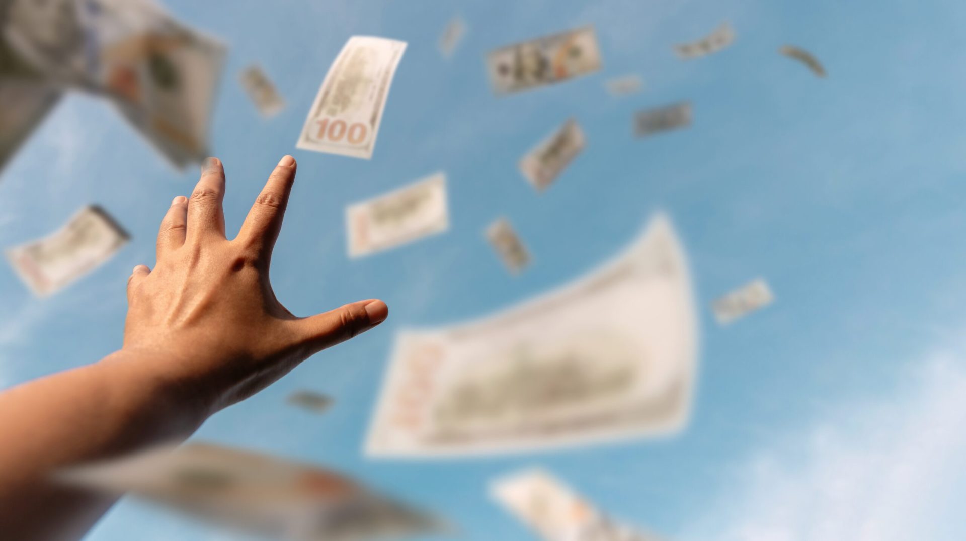 Ceartă, apoi drama: O femeie a aruncat 160.000 de dolari de la balcon