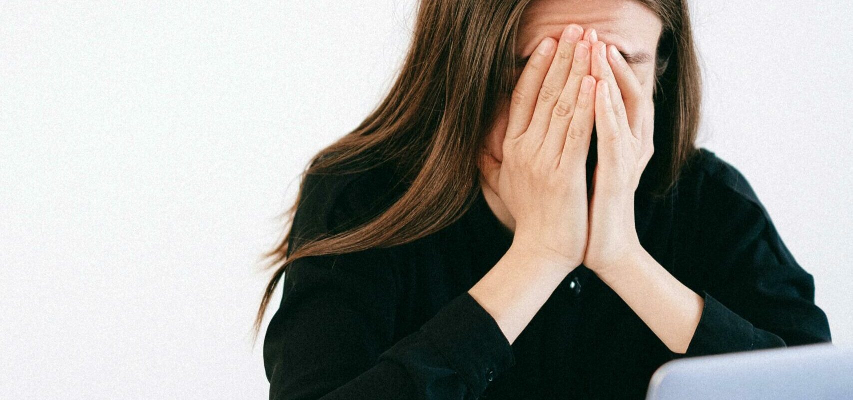 Milenialii, generația „cocoșată”! Expert: Efectele ecranelor, pericol major