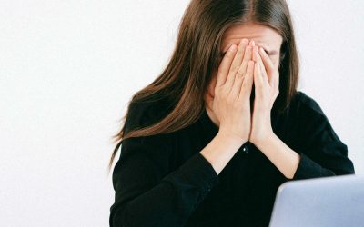 Milenialii, generația „cocoșată”! Expert: Efectele ecranelor, pericol major