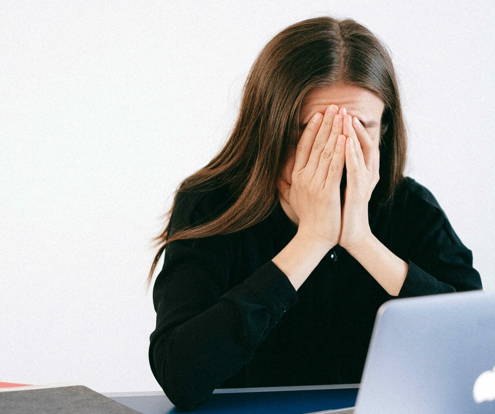 Utilizarea excesivă a tehnologiei dăunează: „cocoșa milenială” afectează tot mai mulți oameni Noile tehnologii, de la telefoane mobile la tablete și computere, își fac simțită prezența nu doar în viața de zi cu zi, ci și asupra sănătății fizice