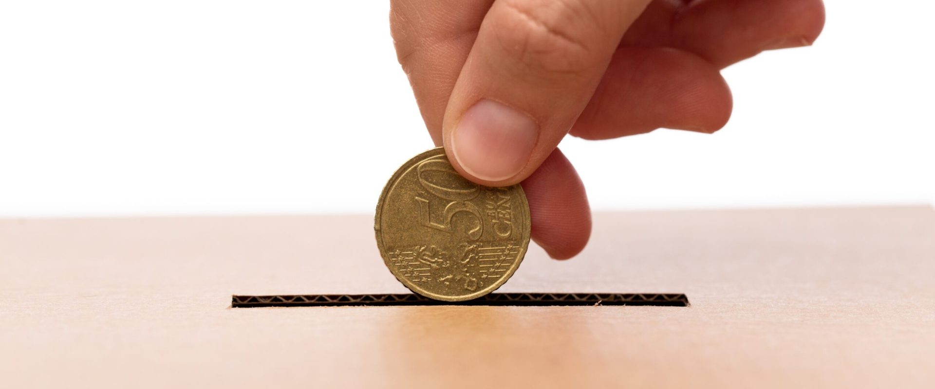 Cum pot tinerii să devină independenți financiar? Sfaturile experților