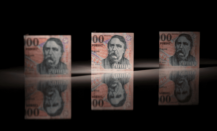 Forintul sărbătorește plecarea lui Viktor Orban: UE deblochează fonduri, dobânzile scad