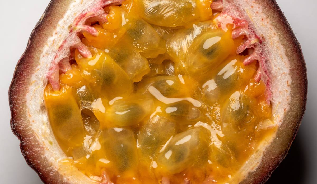 Fructul Pasiunii, un Aliat Surprinzător în Lupta Contra Alzheimerului Un studiu recent, publicat în revista Advanced Science, aduce vești promițătoare în lupta împotriva bolii Alzheimer