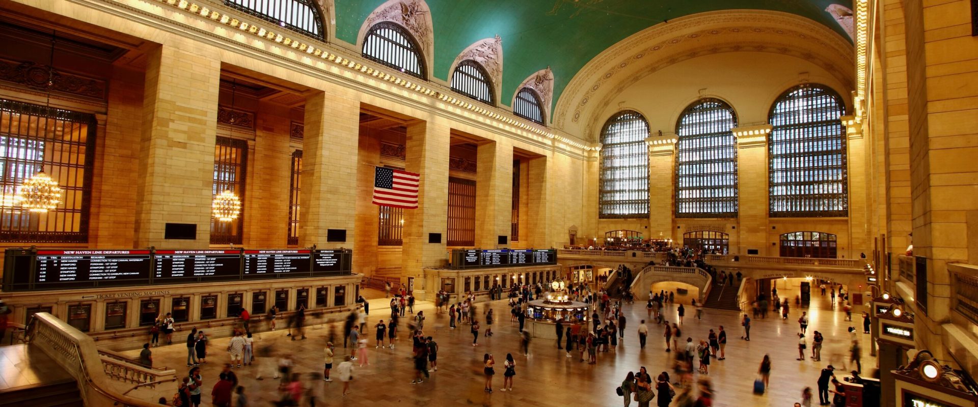 Gările, mai mult decât simple puncte de tranzit, pot fi adevărate bijuterii arhitecturale, oferind o lecție de istorie și design