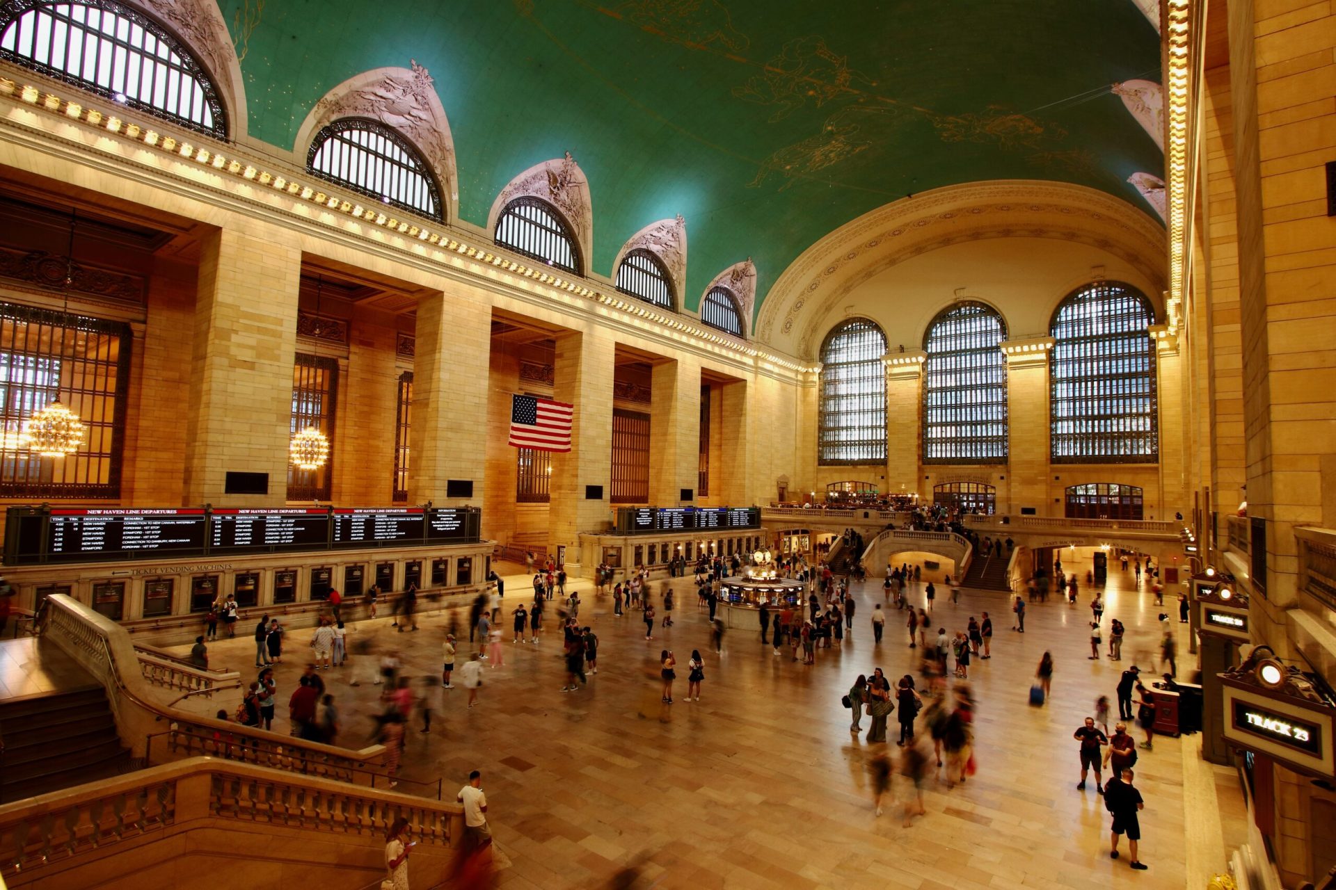 Gările, mai mult decât simple puncte de tranzit, pot fi adevărate bijuterii arhitecturale, oferind o lecție de istorie și design