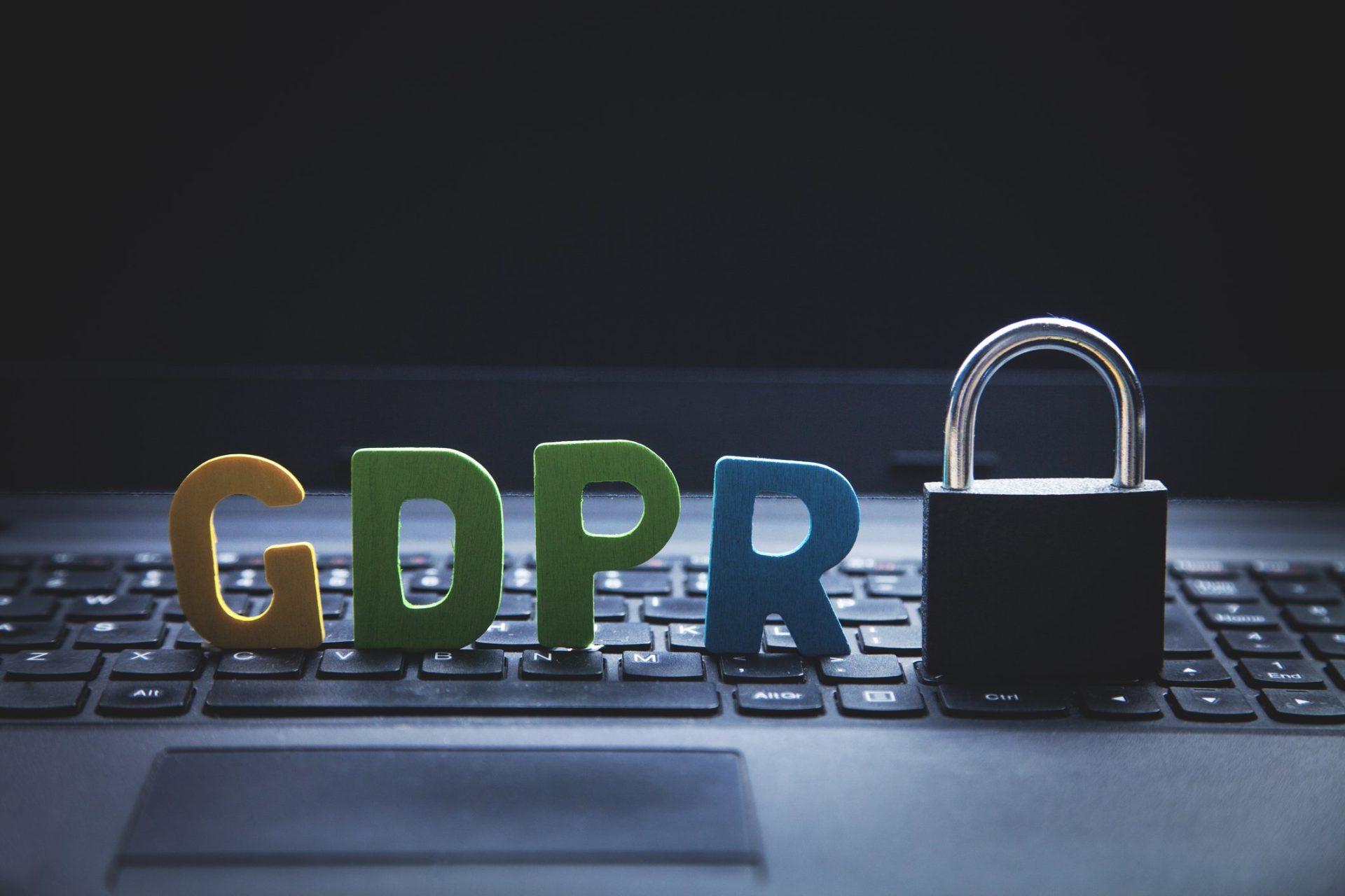 O firmă de consultanță în inginerie, amendată cu 2.500 EUR după un atac informatic București – Autoritatea Națională de Supraveghere a Prelucrării Datelor cu Caracter Personal (ANSPDCP) a amendat firma BLUE PROJECTS SRL cu 12.734 lei (echivalentul a 2.500 EUR), în urma unui atac informatic care a compromis datele personale ale angajaților și colaboratorilor