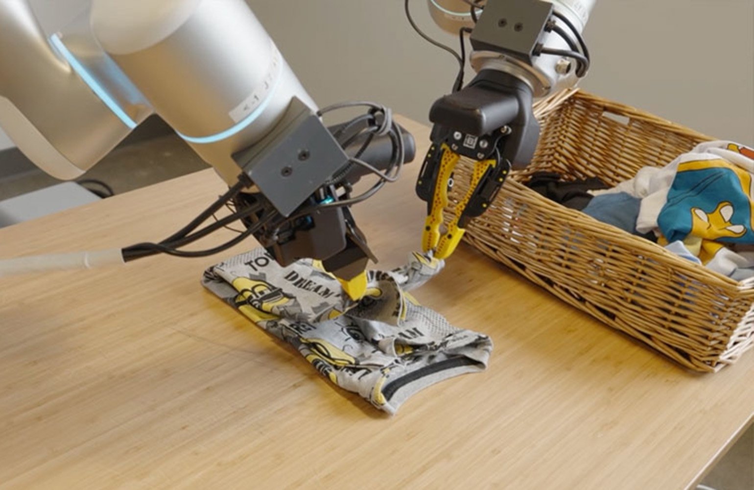 Robotul gen-1, menajer ca un om: Face ordine-n casă fără greș?