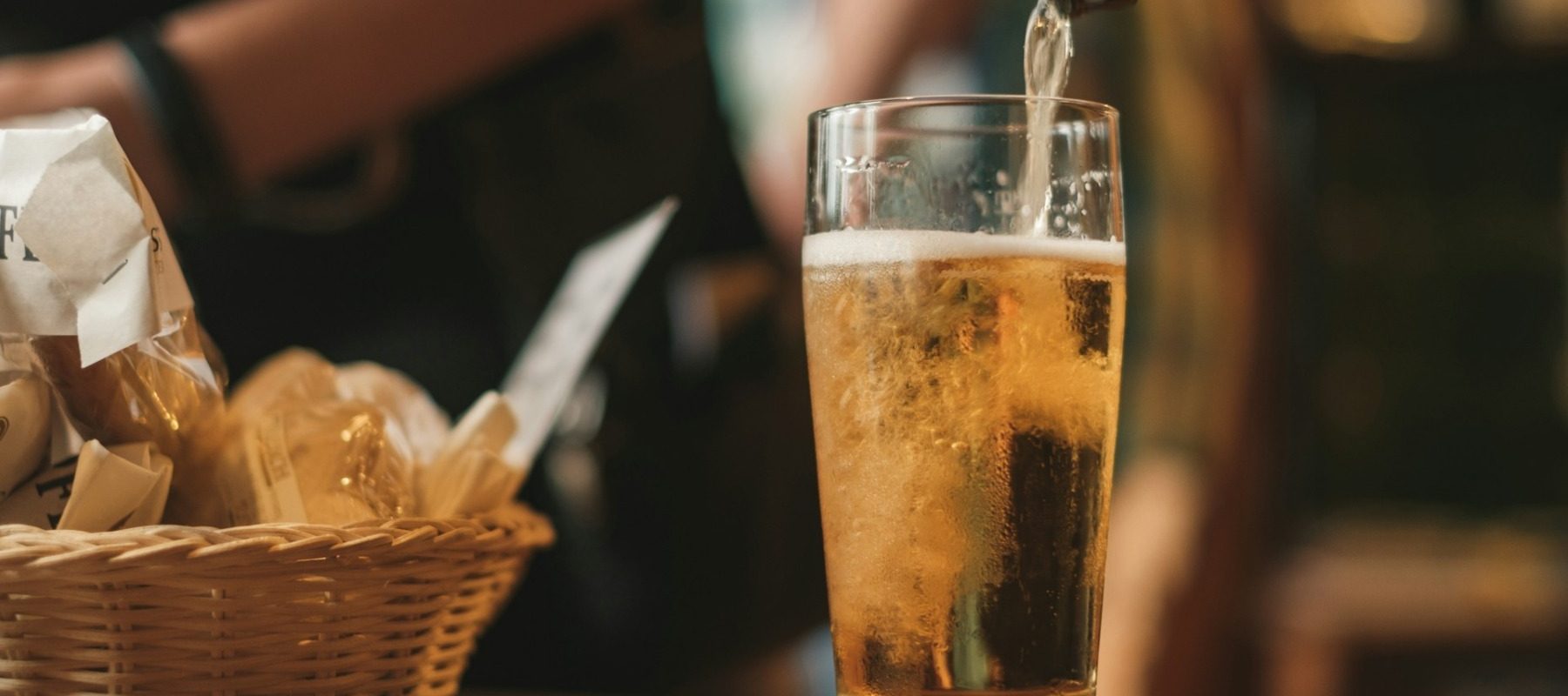 Aproape jumătate dintre români, cu bere la masa de paște