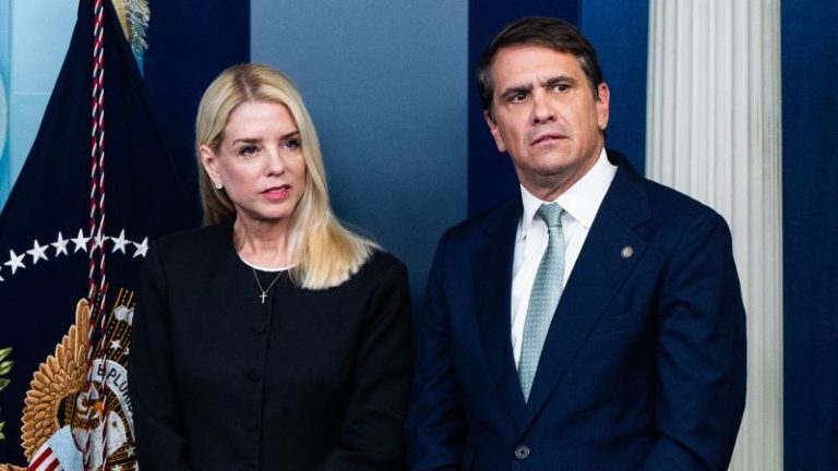 Trump o dă afară pe pam bondi, procurorul general