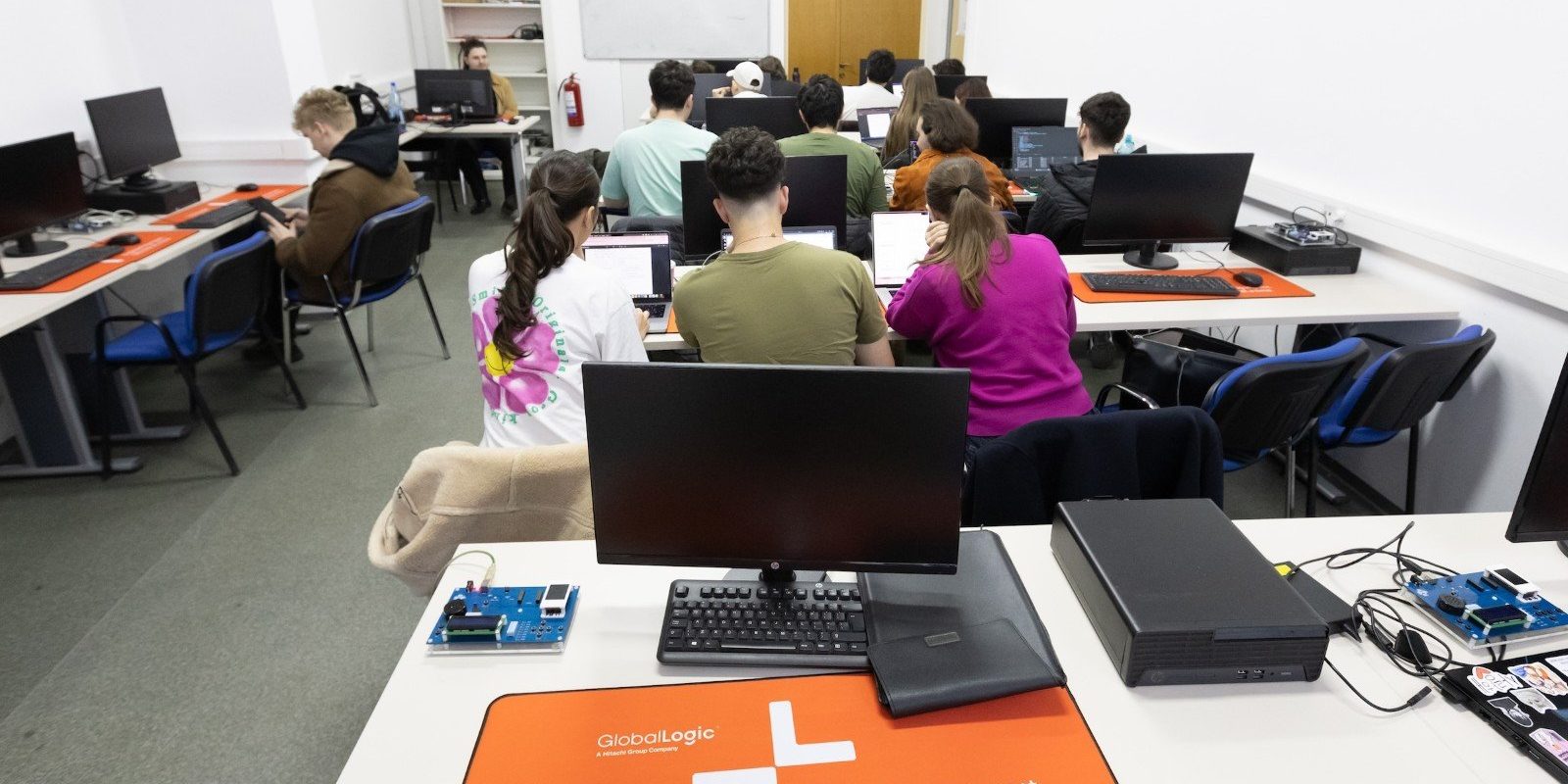 Hitachi modernizează laboratoare la Politehnica București: Investiție pentru IT