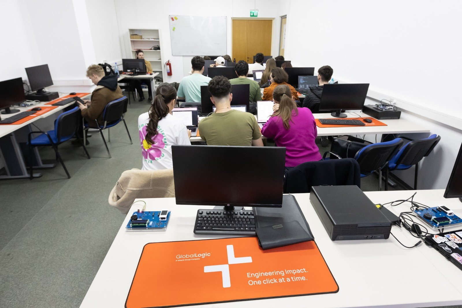 Hitachi modernizează laboratoare la Politehnica București: Investiție pentru IT