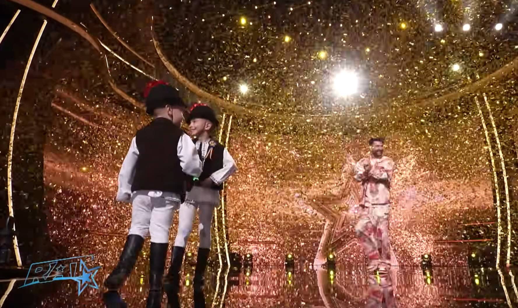 VIDEO: Golden Buzz la ”Românii au talent” pentru Eric și Eduard, doi frați pasionați de tradițiile din județul Alba