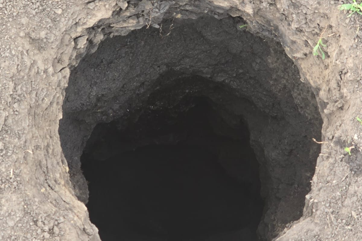 Groapă LETALĂ în Neamț: Emană clor și are 10 metri adâncime