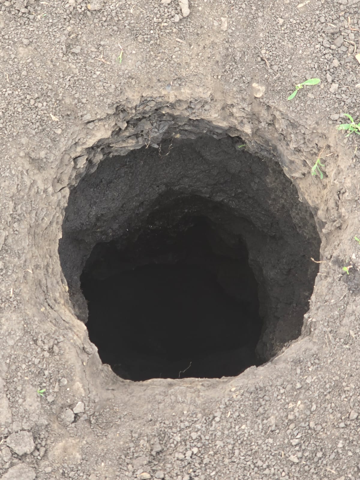 Groapă LETALĂ în Neamț: Emană clor și are 10 metri adâncime