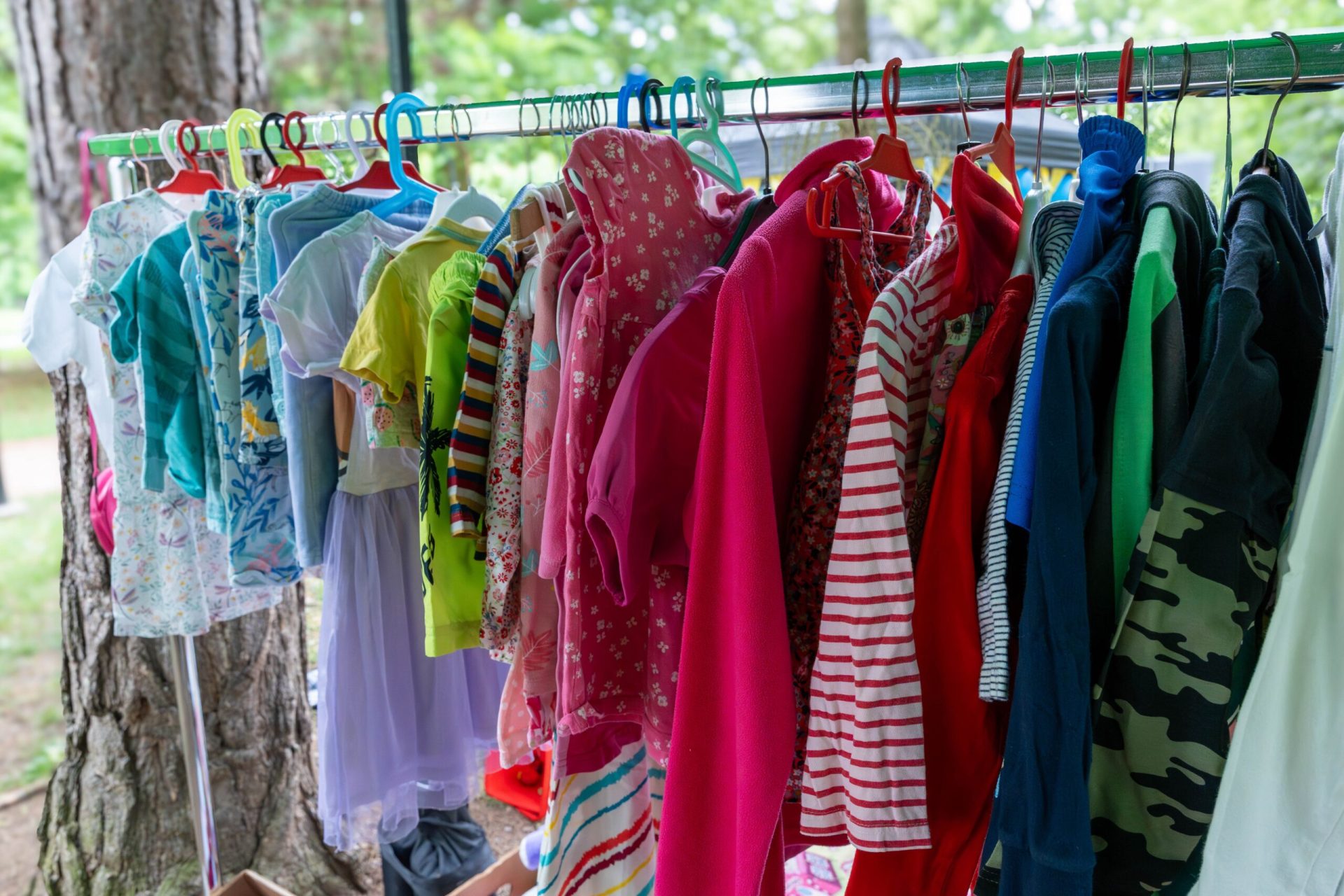 Hainele pentru copii ieftine, o sursă de plumb? Studiu alarmant București – Moda rapidă, cu prețurile sale accesibile, este o soluție la îndemână pentru părinții care trebuie să țină pasul cu creșterea rapidă a copiilor