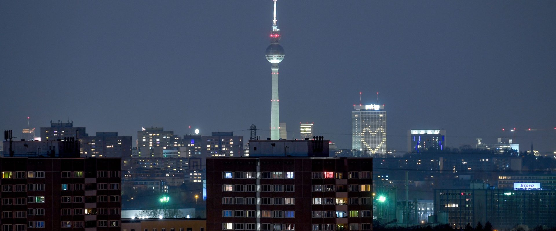 BERLINUL, DIVIZAT DE RĂZBOIUL CU AUTOMOBILELE: CENTRUL ORAȘULUI, SUB SEMNUL ÎNTREBĂRII BERLINUL este zguduit de o dezbatere aprinsă despre viitorul mobilității urbane, în centrul căreia se află ideea restricționării traficului auto în zona centrală