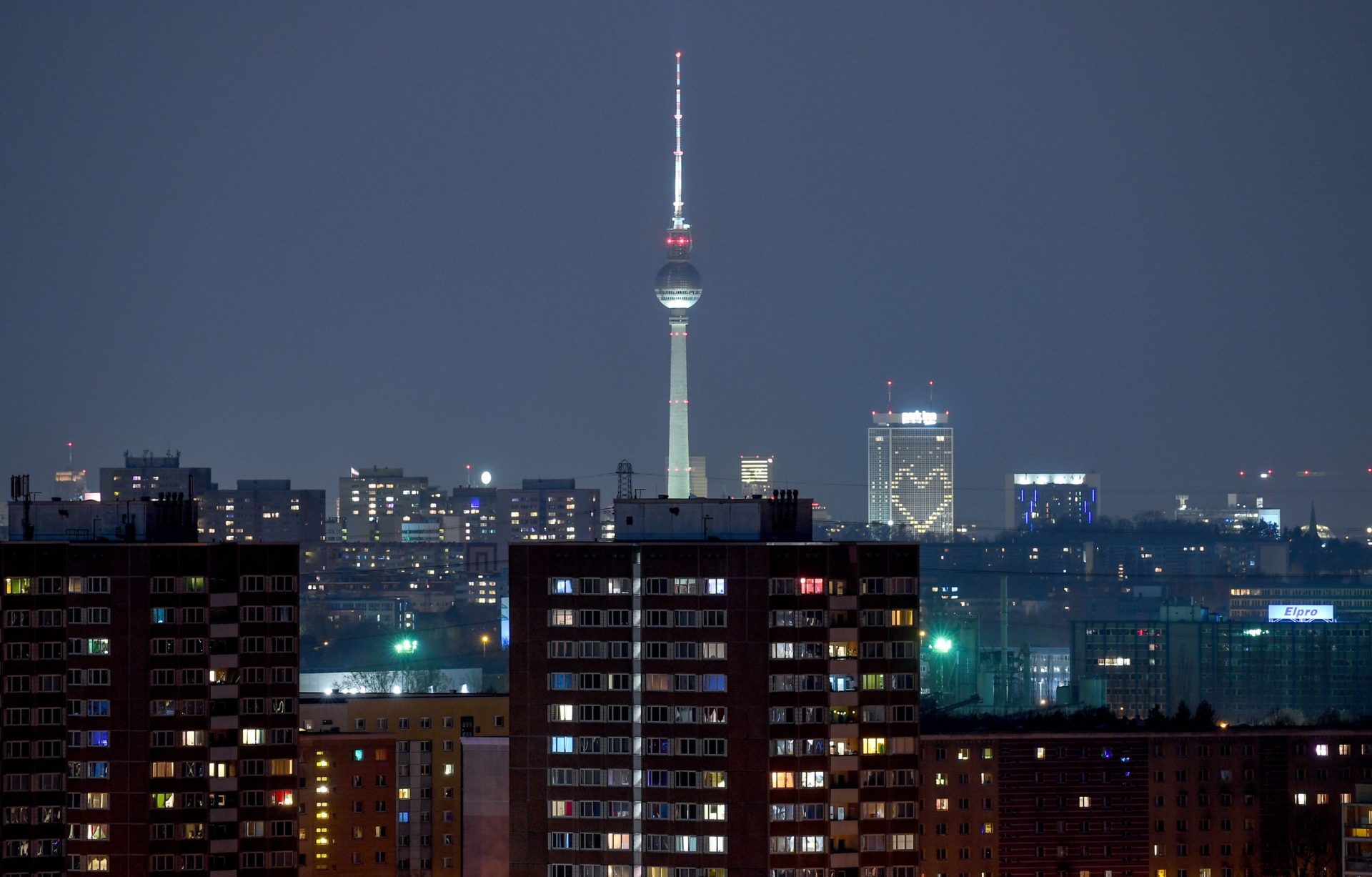 BERLINUL, DIVIZAT DE RĂZBOIUL CU AUTOMOBILELE: CENTRUL ORAȘULUI, SUB SEMNUL ÎNTREBĂRII BERLINUL este zguduit de o dezbatere aprinsă despre viitorul mobilității urbane, în centrul căreia se află ideea restricționării traficului auto în zona centrală