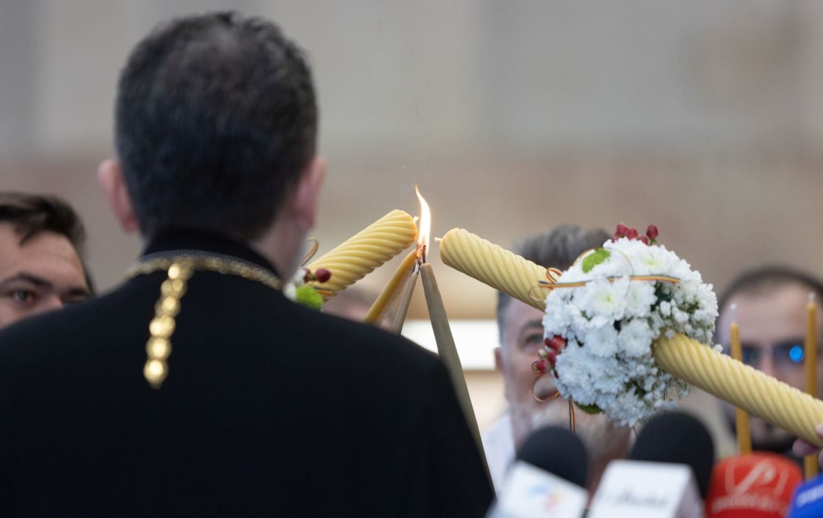 Lumina Sfântă, transportată în România cu 4 avioane private