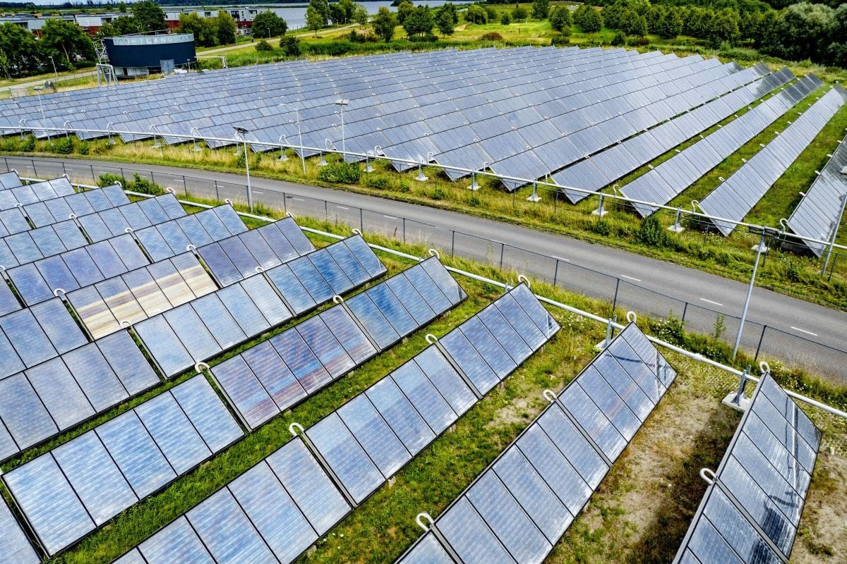 Furtună într-un sat din România: Un mega-proiect solar dezbină comunitatea