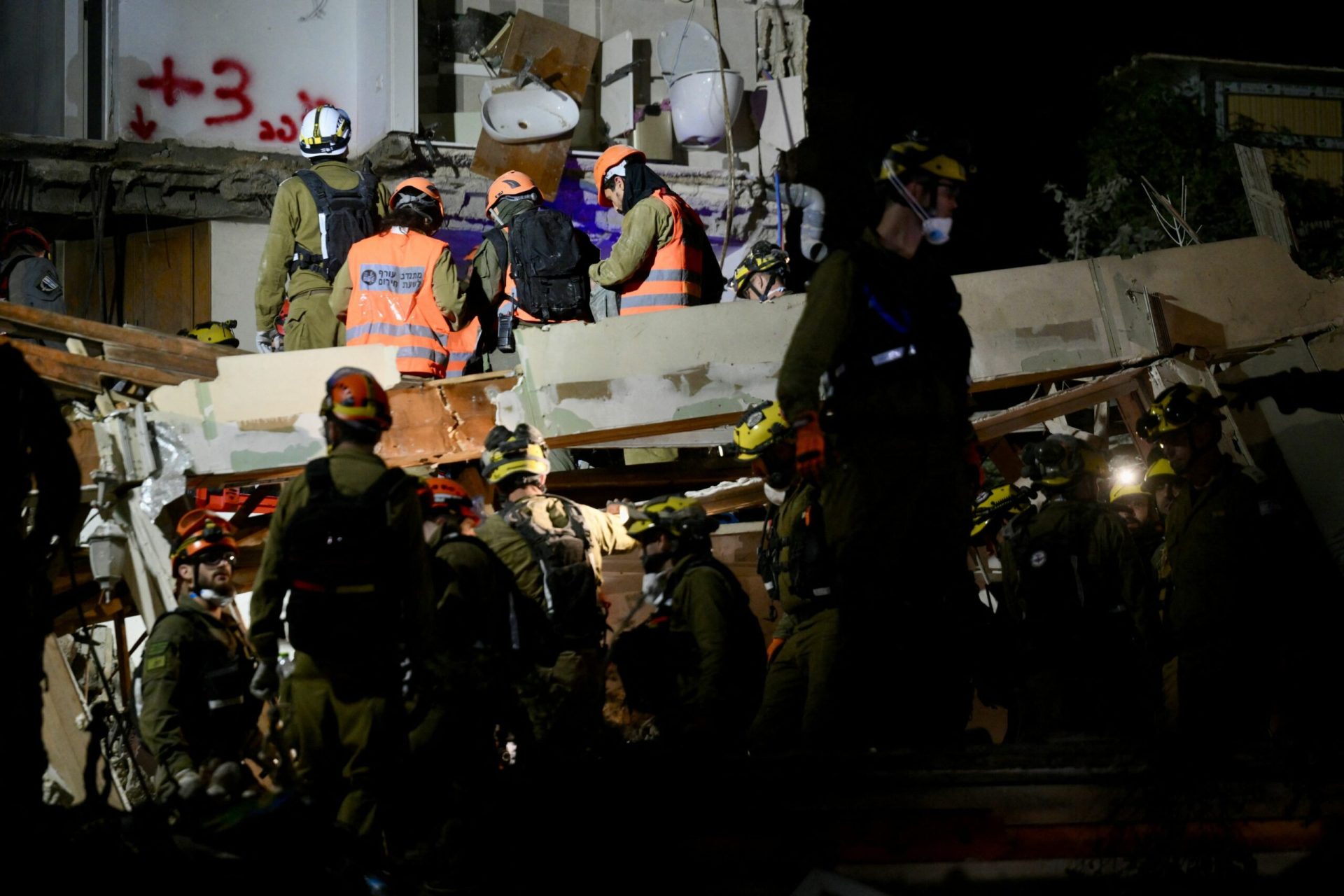 Atac iranian la haifa: O clădire, făcută scrum, victime confirmate