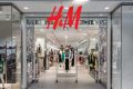 H&M, lovită de criză: 160 de magazine se închid. Sfârșitul modei rapide?
