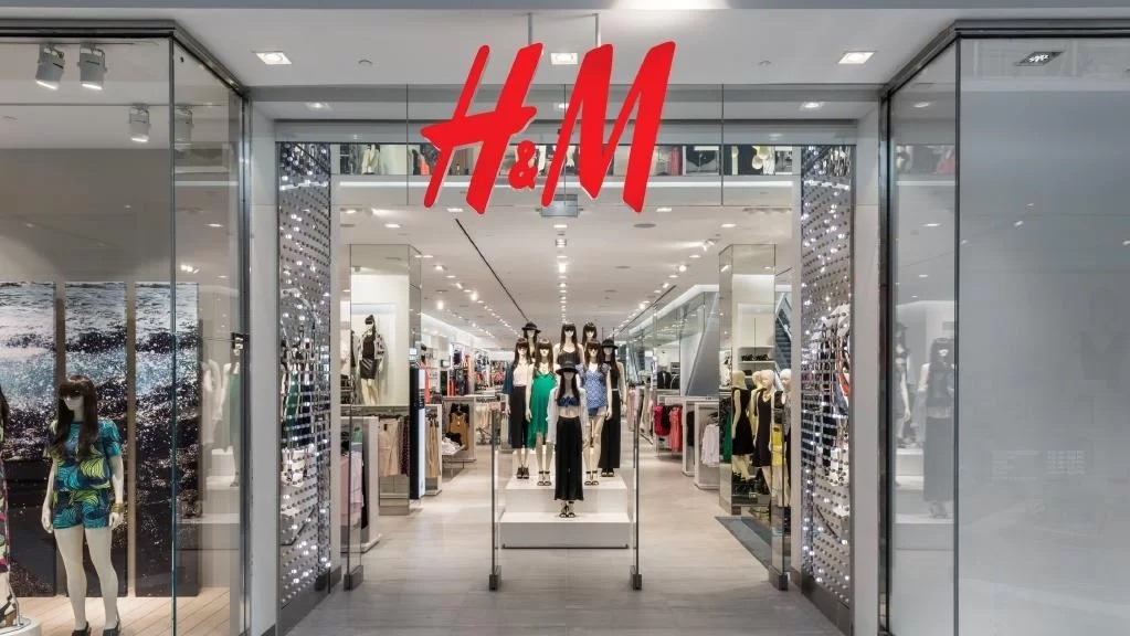 H&M, lovită de criză: 160 de magazine se închid. Sfârșitul modei rapide?