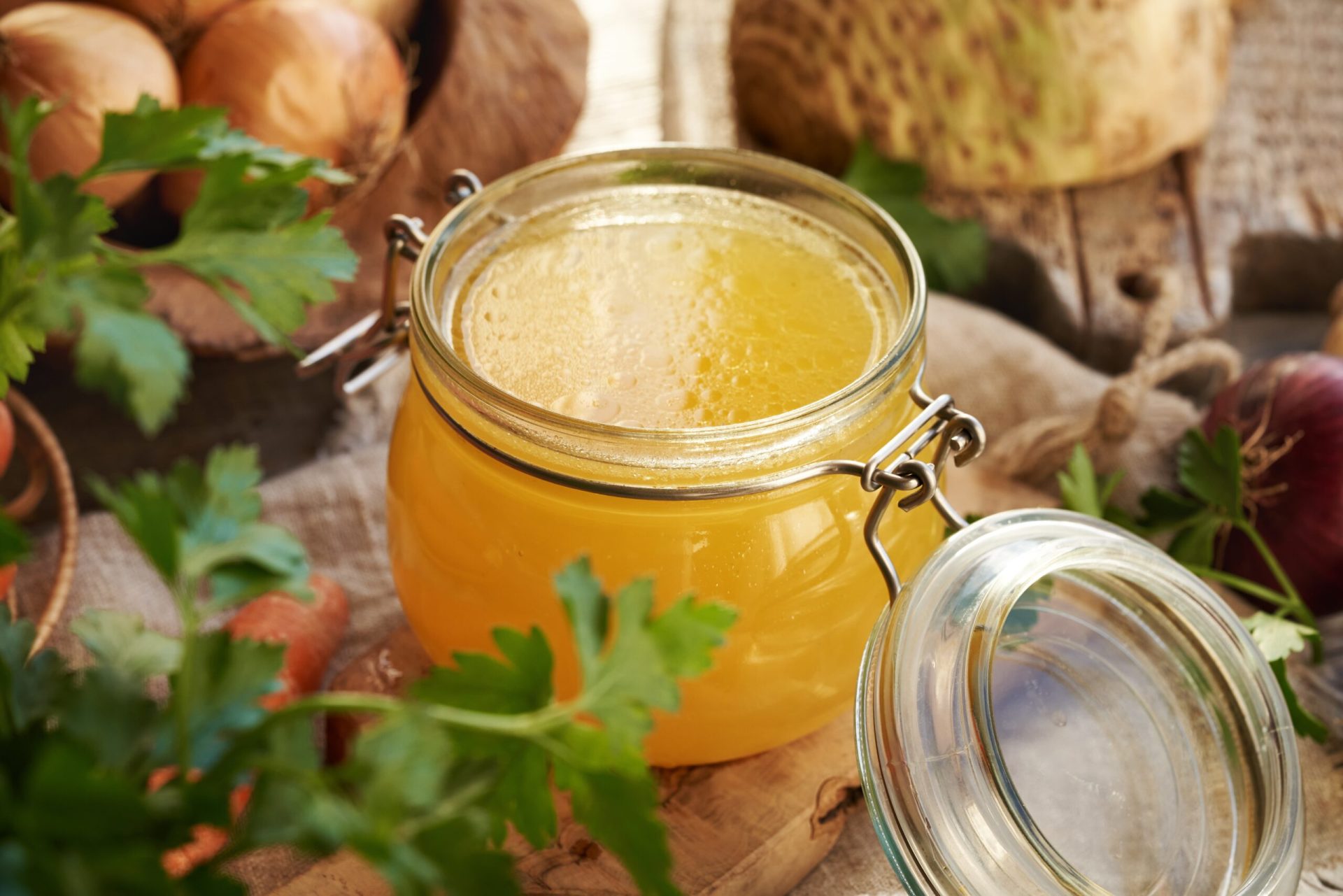 Supe și ciorbe din toată lumea: De ce ne plac atât de mult zeamurile calde