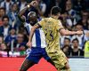 FC PORTO „SCAPĂ” UN NOU EȘEC ACASĂ, ÎNSĂ RĂMÂNE LIDER ÎN PORTUGALIA Într-un meci din cadrul etapei a 28-a a primei ligi portugheze de fotbal, FC PORTO a înregistrat un nou rezultat de egalitate pe teren propriu, scor 2-2, împotriva echipei FAMALICÃO