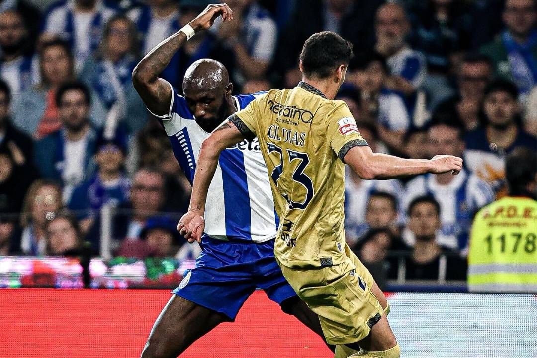 FC PORTO „SCAPĂ” UN NOU EȘEC ACASĂ, ÎNSĂ RĂMÂNE LIDER ÎN PORTUGALIA Într-un meci din cadrul etapei a 28-a a primei ligi portugheze de fotbal, FC PORTO a înregistrat un nou rezultat de egalitate pe teren propriu, scor 2-2, împotriva echipei FAMALICÃO