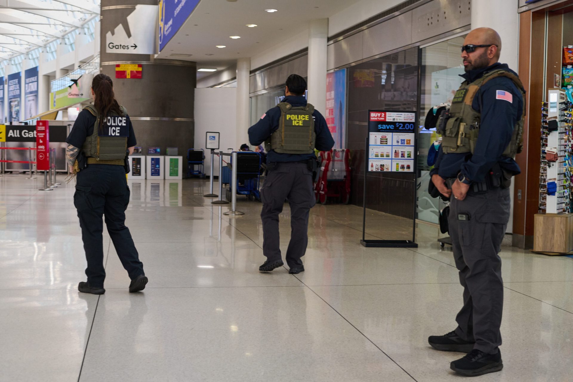 ICE a deportat sute de mii de oameni: Jumătate din promisiunile lui Donald Trump