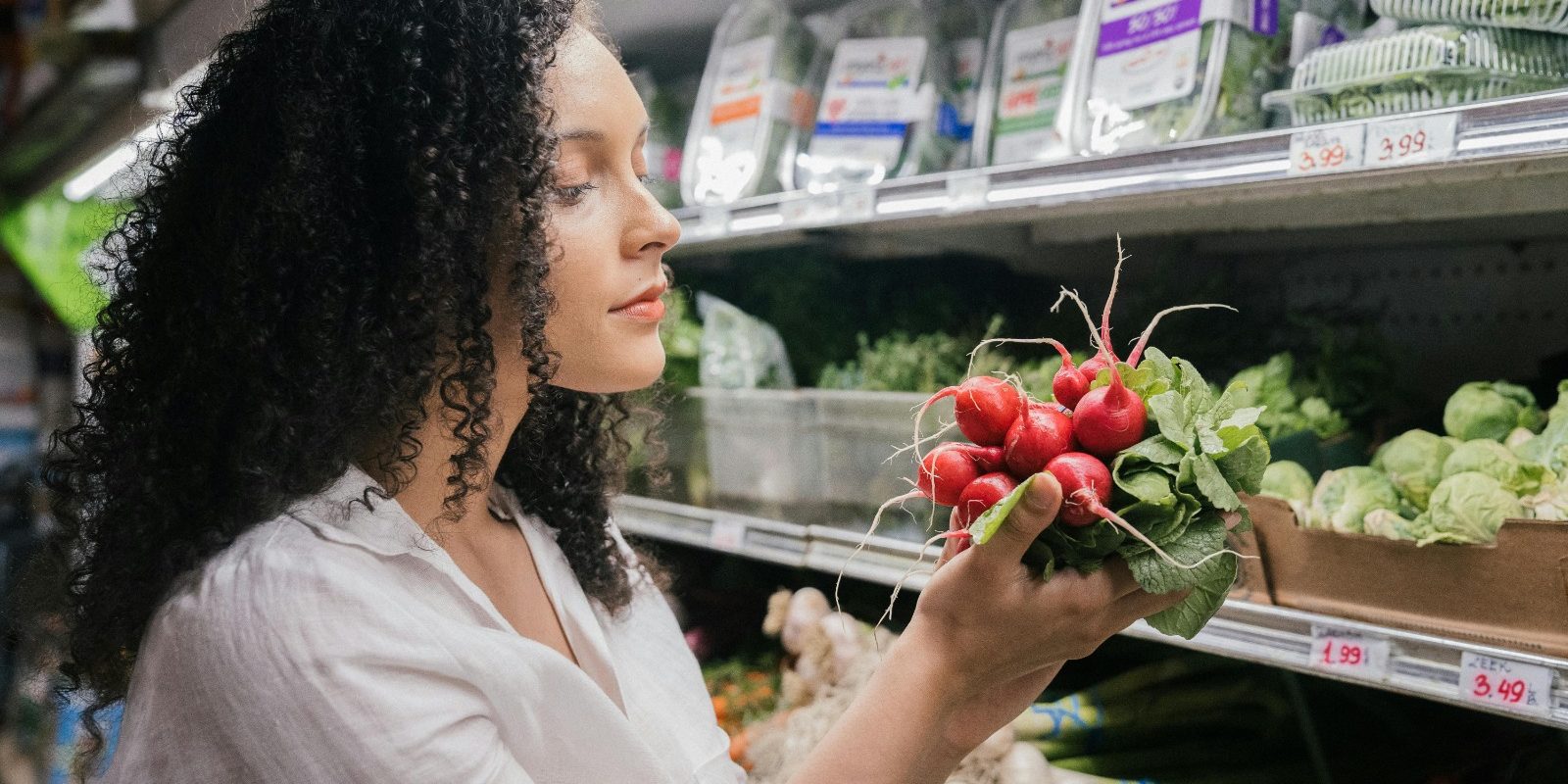 Românii strâng cureaua la cumpărături: Ce strategii folosesc pentru economii