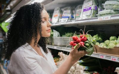 Românii strâng cureaua la cumpărături: Ce strategii folosesc pentru economii