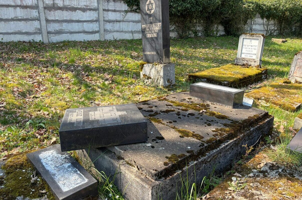 Reghin: Morminte profanate în cimitirul evreiesc, Poliția a deschis dosar penal