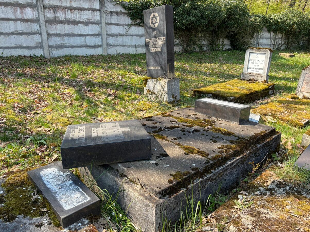 Reghin: Morminte profanate în cimitirul evreiesc, Poliția a deschis dosar penal