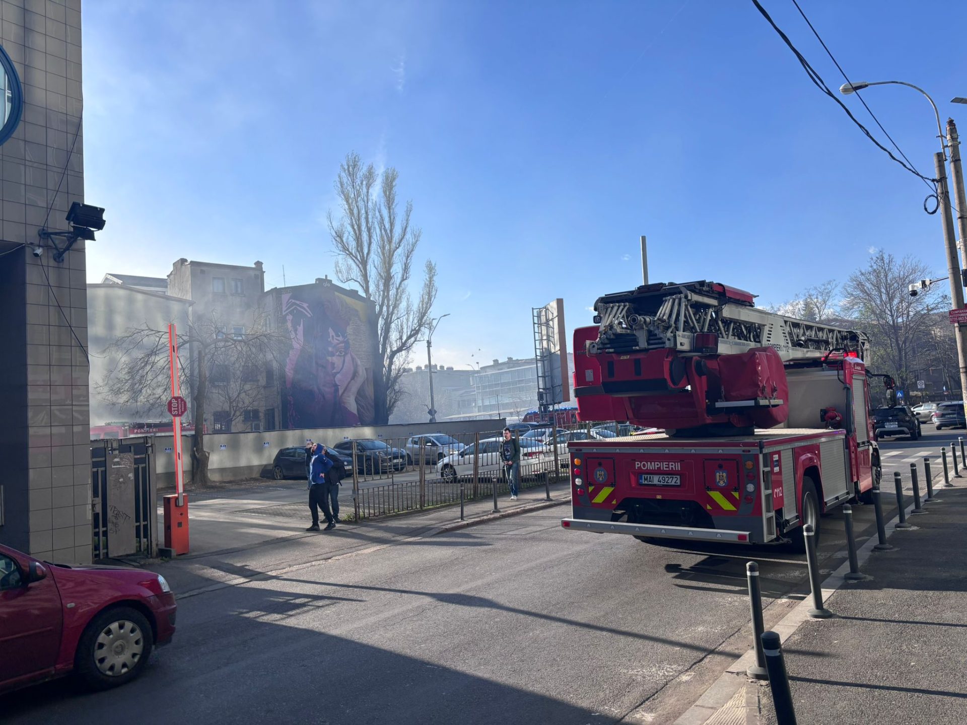 Un incendiu a izbucnit pe Bulevardul Iancu de HUNEDOARA din București, afectând o clădire și propagând fum în interiorul acesteia și într-un imobil vecin