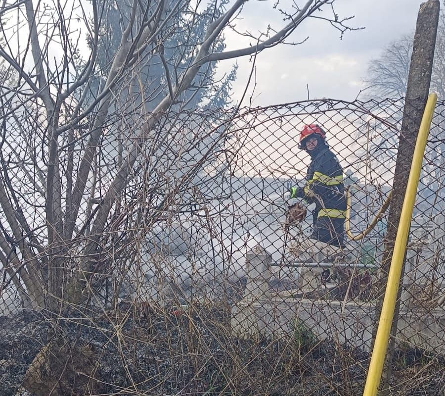 Incendiu devastator într-un cimitir din Botoșani: Flăcările au mistuit morminte