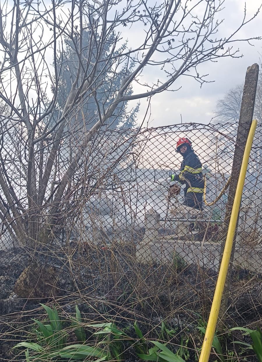 Incendiu devastator într-un cimitir din Botoșani: Flăcările au mistuit morminte