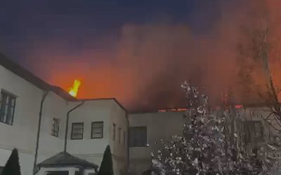 Flăcări uriașe la Mănăstirea Bistrița: 10 autospeciale luptă cu focul