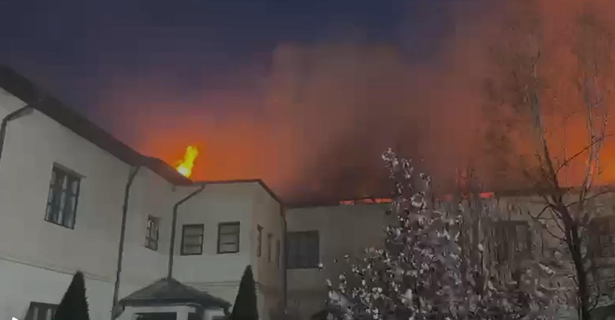 Flăcări uriașe la Mănăstirea Bistrița: 10 autospeciale luptă cu focul