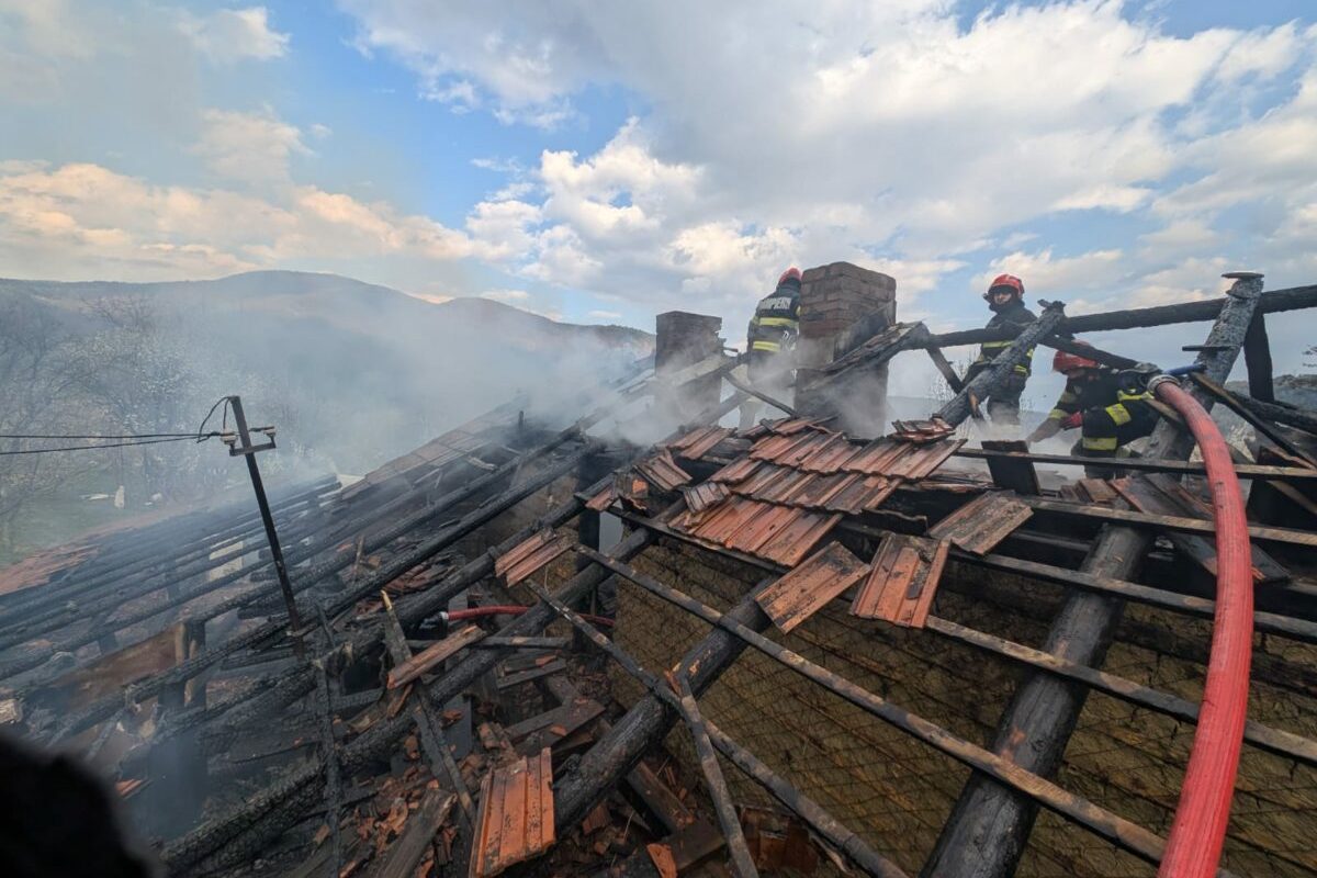 Incendiu la Nehoiu: Proprietarul, salvat de pompieri după stop cardio-respirator