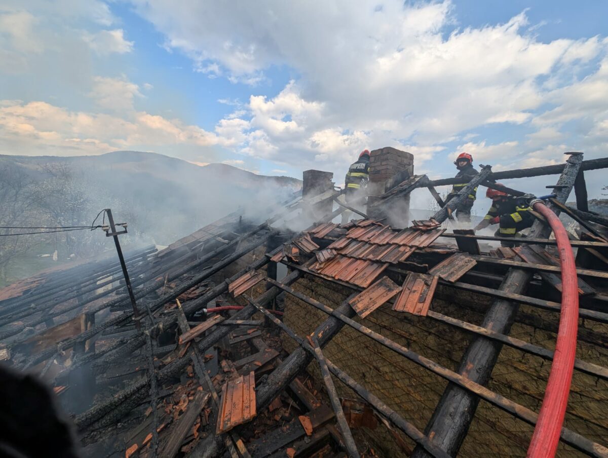 Incendiu la Nehoiu: Proprietarul, salvat de pompieri după stop cardio-respirator