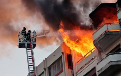 Incendiu la Cluj-Napoca: 20 de oameni evacuați de urgență din blocul cu fum