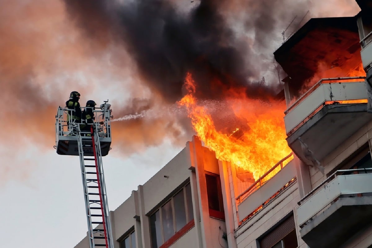 Incendiu la Cluj-Napoca: 20 de oameni evacuați de urgență din blocul cu fum