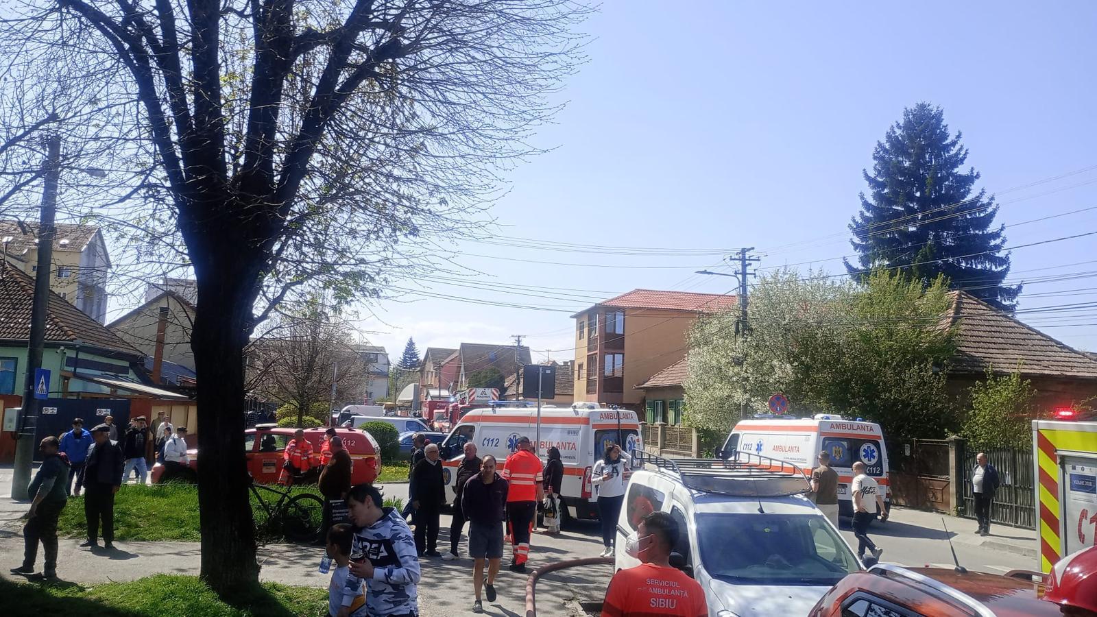 Incendiu în Sibiu: Peste 20 de persoane evacuate, 3 ajung la spital