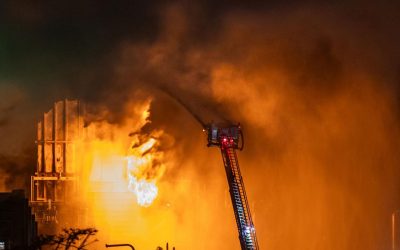 Incendiu uriaș la o rafinărie din AUSTRALIA: 10% din combustibilul țării, în pericol