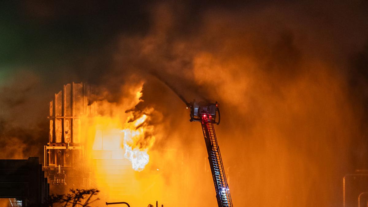 Incendiu uriaș la o rafinărie din AUSTRALIA: 10% din combustibilul țării, în pericol