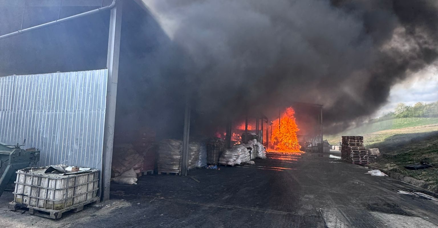 Incendiu uriaș la o hală din Sălaj: Fum dens, emis mesaj Ro-Alert