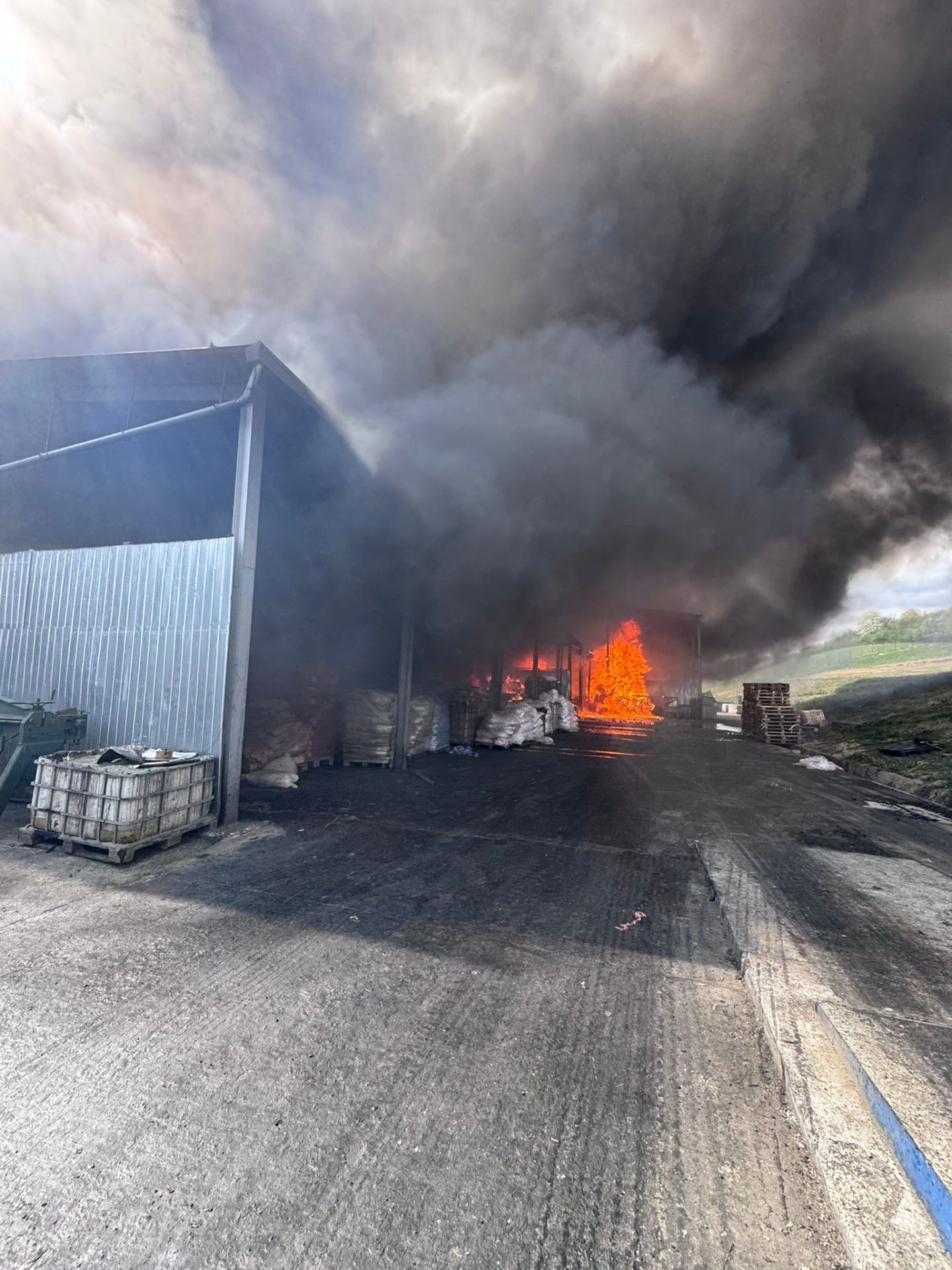 Incendiu uriaș la o hală din Sălaj: Fum dens, emis mesaj Ro-Alert